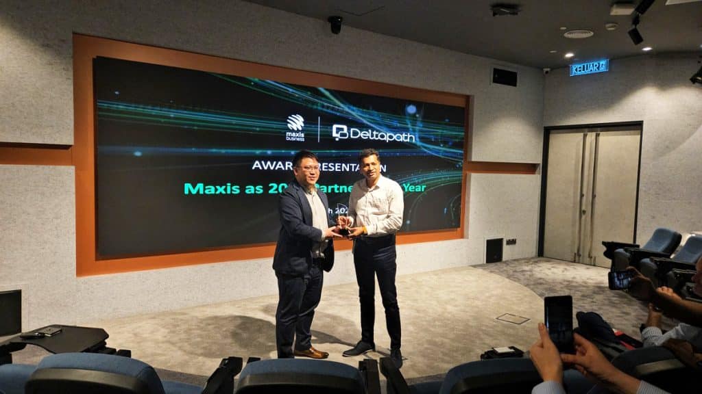 Selvakumar Rajasekaran, Head of Enterprise Products from Maxis Broadband Sdn Bhd receiving Partner of the Year Award