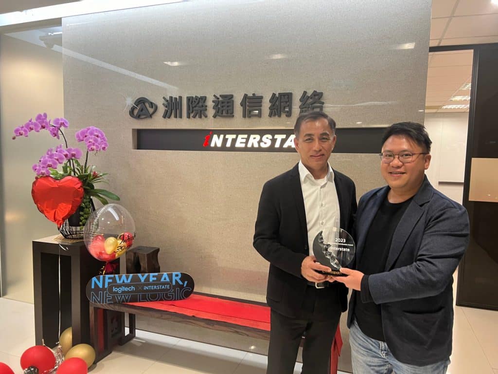 Chris Chen, CEO of Interstate (Left) from Interstate Communication Networks Co. receiving Outstanding Contribution Award